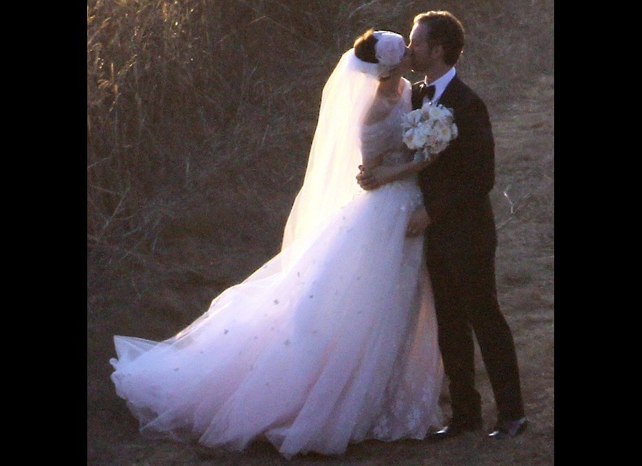 Anne hathaway wedding dress