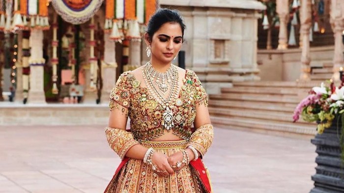 Isha ambani wedding dress